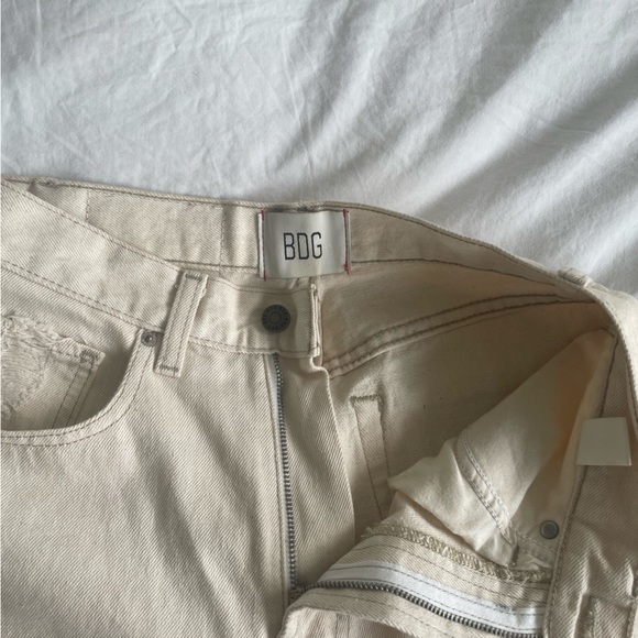 Cream ripped jeans from urban outfitters in size 26 - Picture 3 of 4